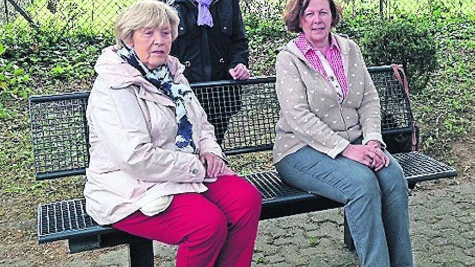  Elisabeth Füßgen, FU-Vorstandsmitglied Margret Meyer und Brigitta Thönißen auf einer neuen Bank an der Düppheide in Vorst. 