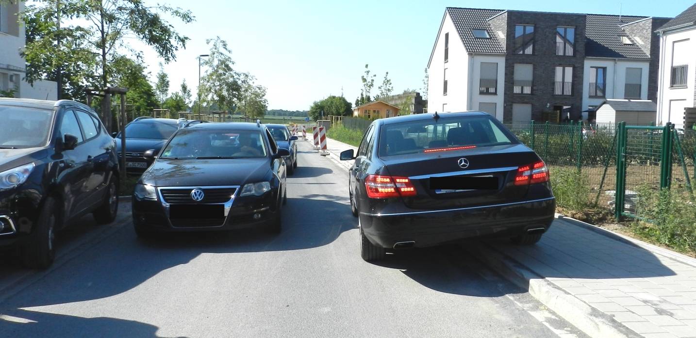 Peinliche Panne der Stadt Neuss: Durch diese Straße sollen zwei Autos passen...