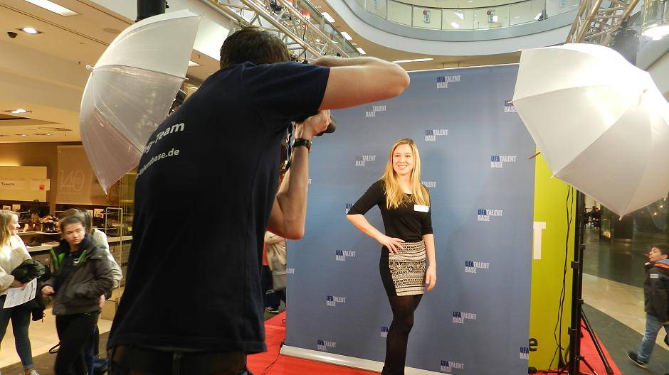 Jacky aus Köln versucht ihr Glück als Schauspielerin und...