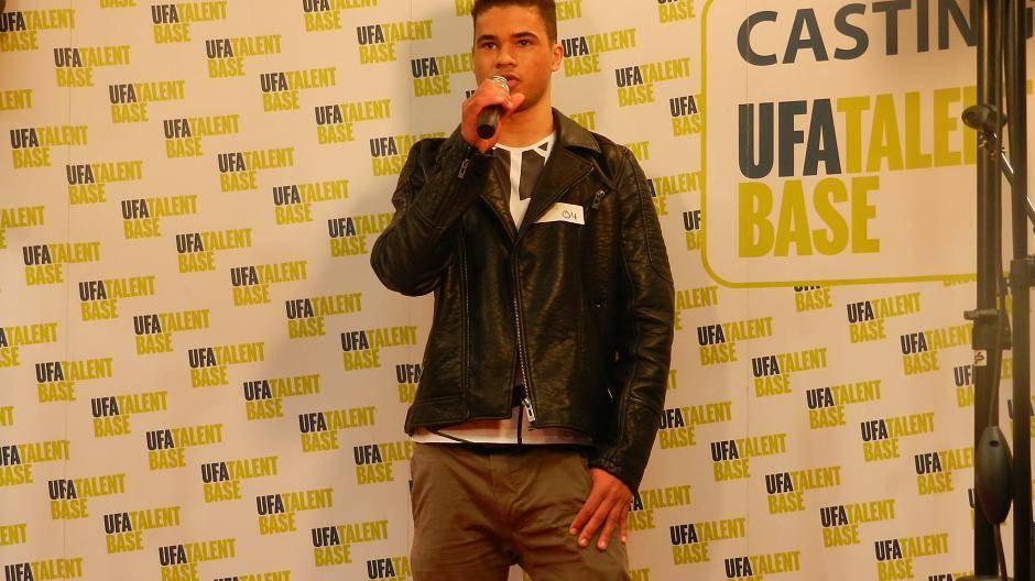 Auch der 20-jährige Alexander möchte am liebsten Moderator werden und wagt sich auf...