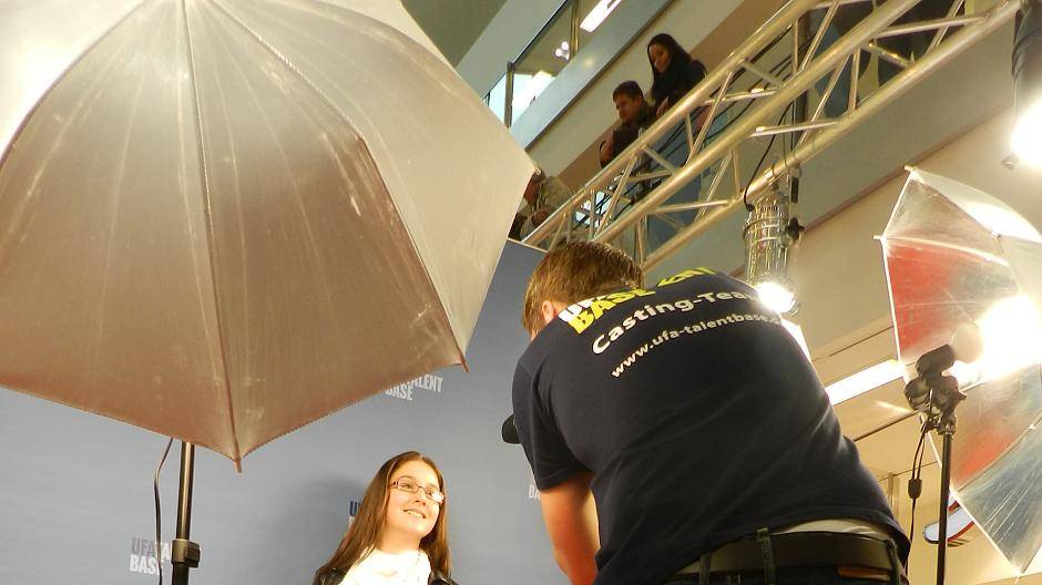 Zeynep Özütürk ist erst 12 Jahre alt und hat schon eine gewaltige Stimme. Sie liebt...