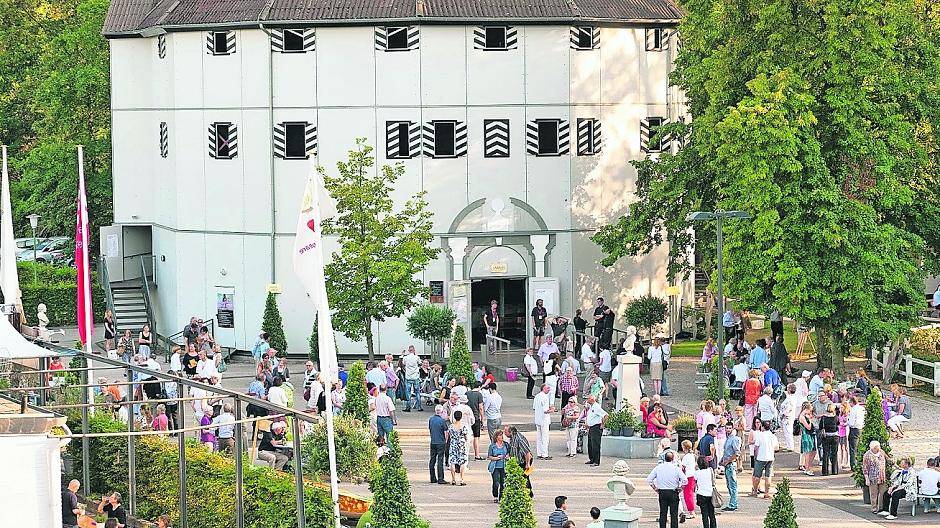  Das Globe-Theater an der Rennbahn bereitet sich auf den Besucheransturm zum 25. Shakespeare-Festival vor. 