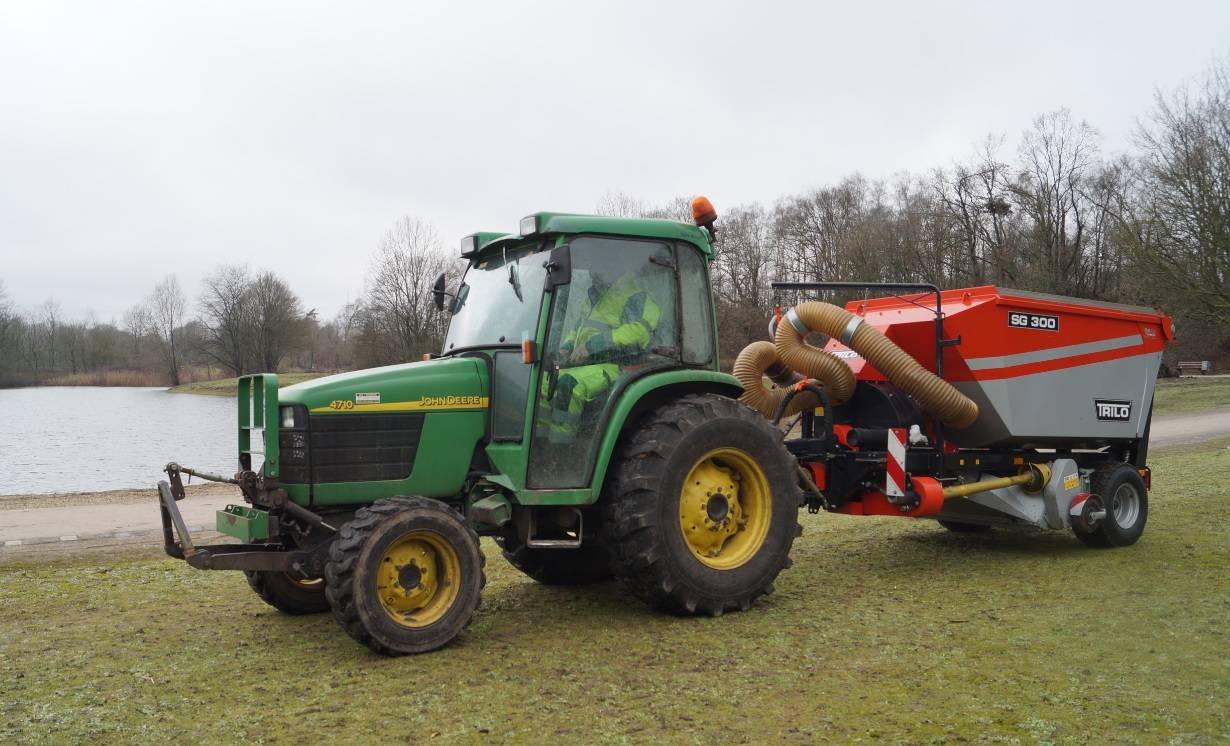  Der Saug-Kehrwagen funktioniert wie ein Staubsauger: Er soll das Jröne Meerke vom Gänsekot befreien. 