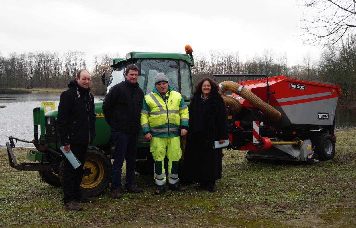  Von links: Frank Lammerz und Peter Roßbach, die die Außendienste des Amts für Umwelt und Stadtgrün leiten, Saug-Kehrwagen-Fahrer Hubert Telmes und Amtsleiterin Dagmar Vogt-Sädler sind neugierig auf das Ergebnis. 