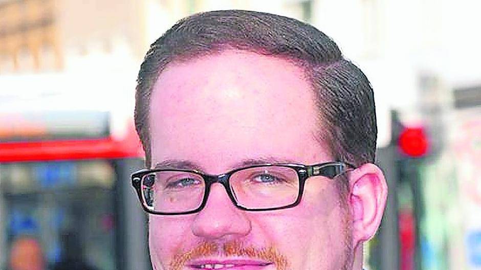  Leser Ralf Greiffenhagen machte unsere Redaktion auf mehrere ärgerliche Graffitis aufmerksam: Einmal an der Spielplatz-Lok (Foto: Thomas Broich) im Stadtgarten und einmal am Eselspfad. Ratsherr Thomas Kaumanns (Bild rechts, 