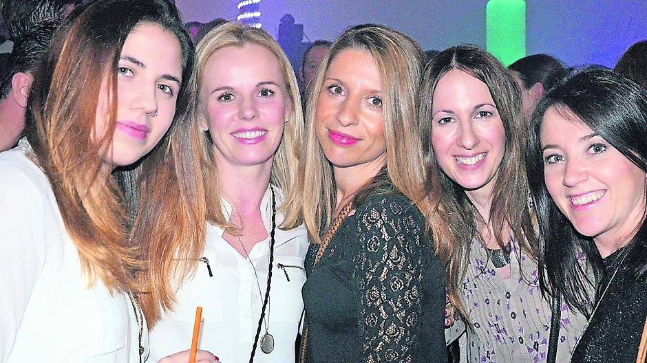  Man trifft sich — auf der nächsten Party der Stadt! 