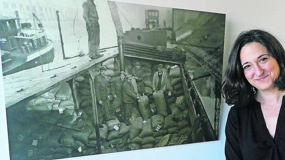  Verena Derichs hat zur Erinnerung an ihren Urgroßvater ein Bild von ihm als Erftkadett im Büro hängen. Ihr Arbeitsplatz liegt durch Zufall ebenfalls direkt am Neusser Hafen. 