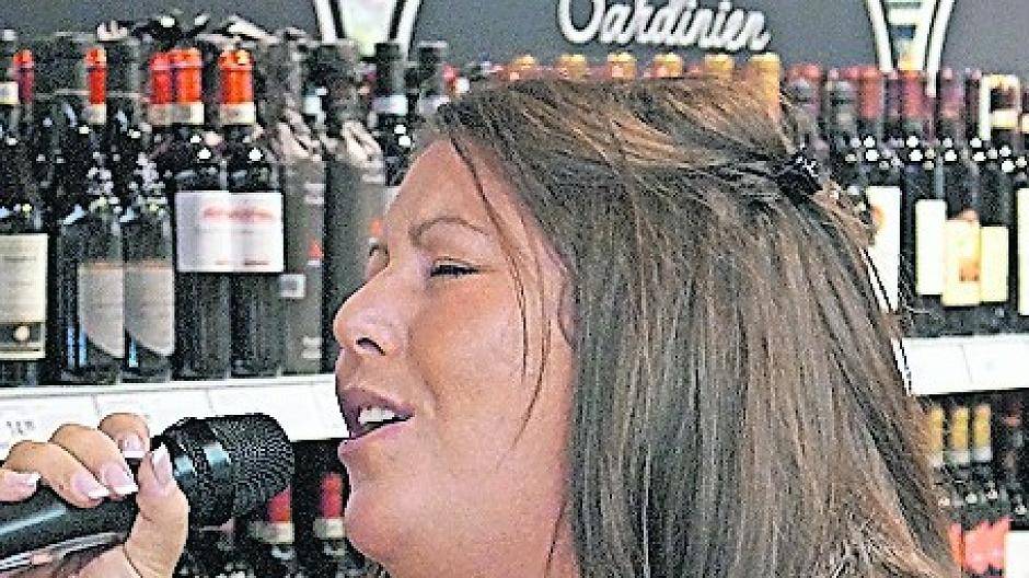  Janina el Arguioui singt auf der U16-Party. 