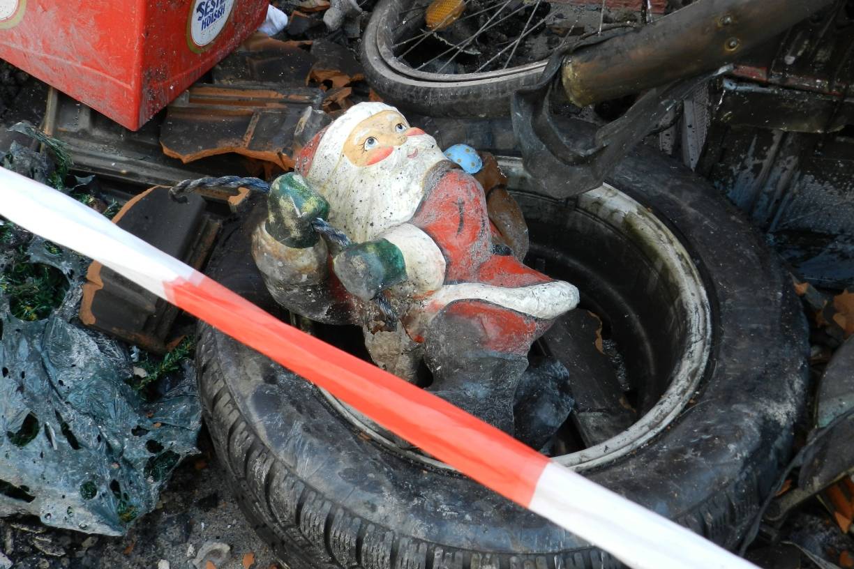  Die Familie hat viel verloren. Die Aufräumungs- und Nachlöscharbeiten werden noch über Stunden andauern. 