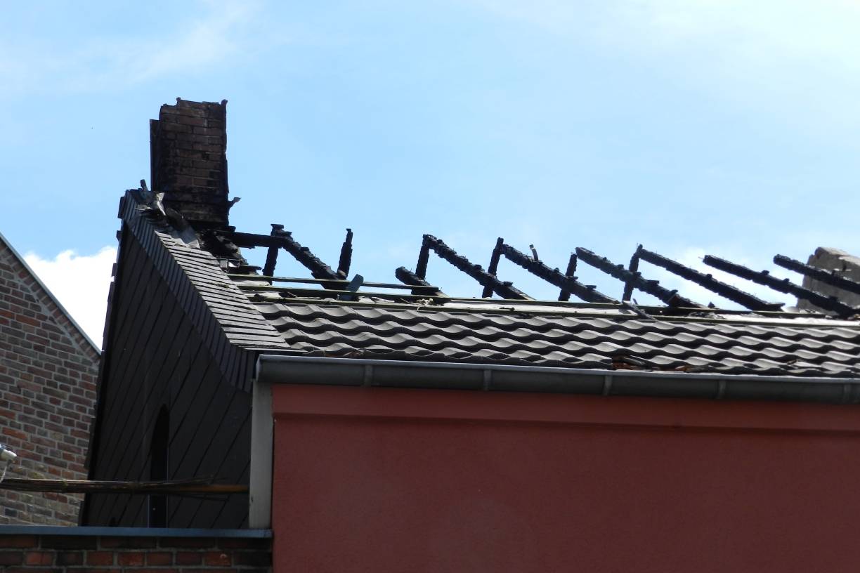  Der Dachstuhl eines Einfamilienhauses brannte in der vergangenen Nacht aus. Derzeit ist das Haus unbewohnbar.  