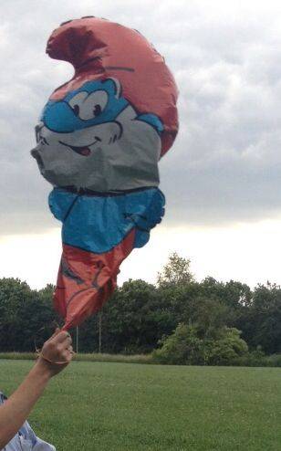  Ein wenig Luft hat er verloren, ansonsten ist Papa Schlumpf wohlauf. 