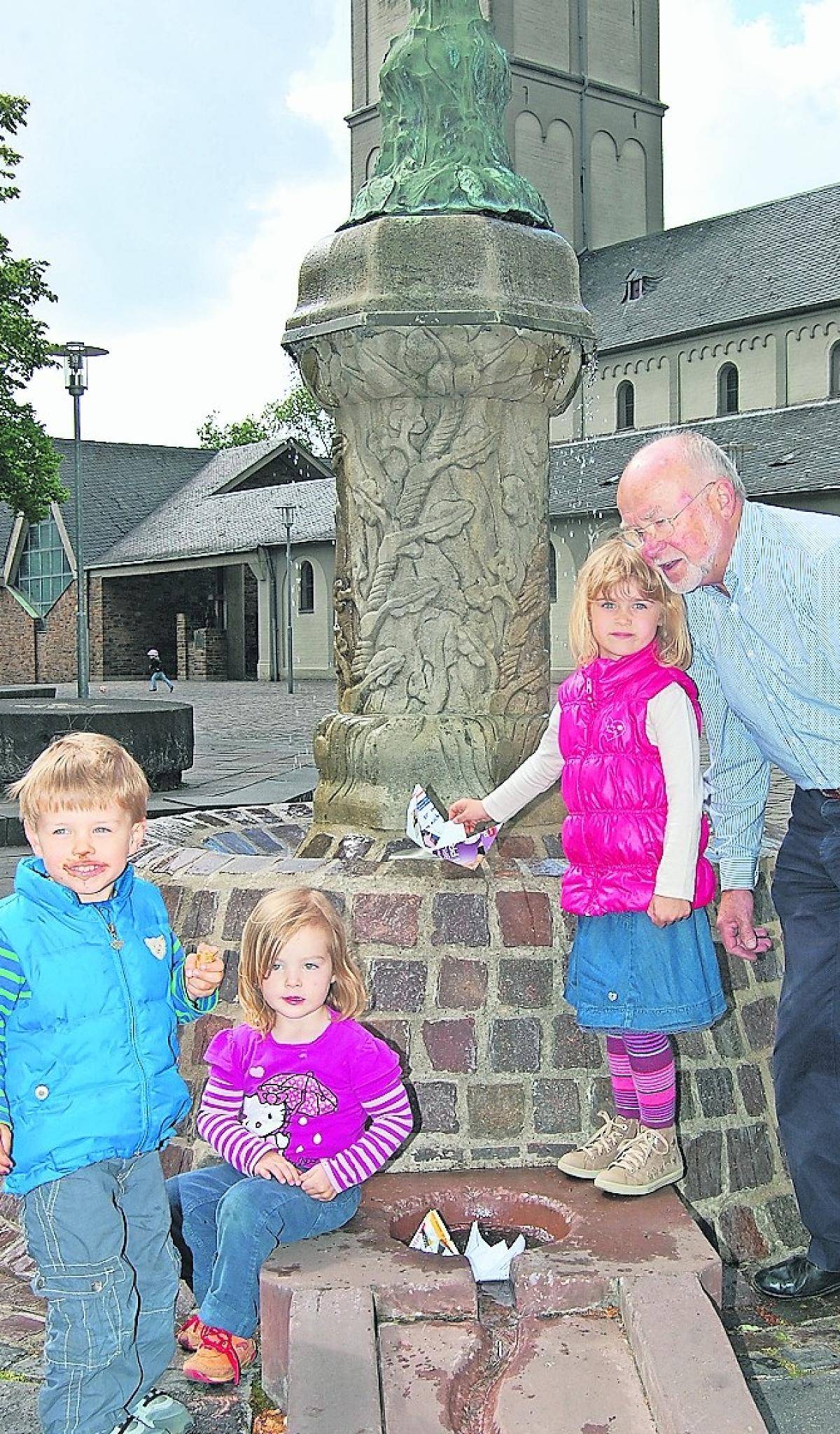  Brunnenwart Reimer Schubert hilft Leonhard, Emma und Anna beim „Stapellauf“. 