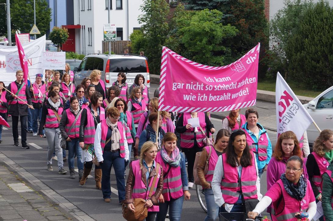  Mit einem Protestzug durch machten die Erzieherinnen ihre Forderungen deutlich. Auch die Eltern waren immens vom Kita-STreik betroffen, sollen aber dennoch zahlen. 