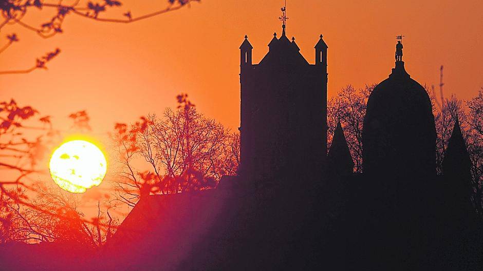  Die FDP-Fraktion Neuss scheint ein Sammelbecken von Selbstdarstellern zu sein. Jeder ist der Schönste und der Tollste. Dabei verlieren sie die Hauptsache aus dem Blick: Unser wunderbares Neuss. Jeden Abend wird die Römerstadt von der Sonne geküsst. 