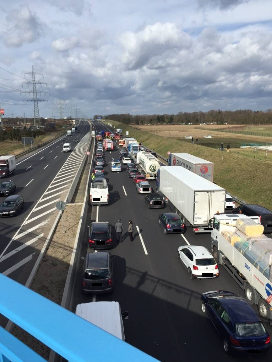  Drei Lkw und ein Pkw waren an dem Unfall beteiligt. Die A 57 Richtung Krefeld ist voraussichtlich bis in die Abendstunden gesperrt.  