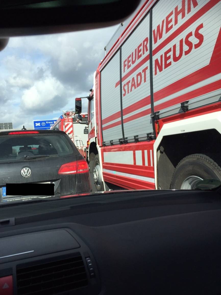  Auf der A 57 kam es heute Mittag zu einem Unfall, bei dem drei Personen leichte Verletzungen erlitten. 