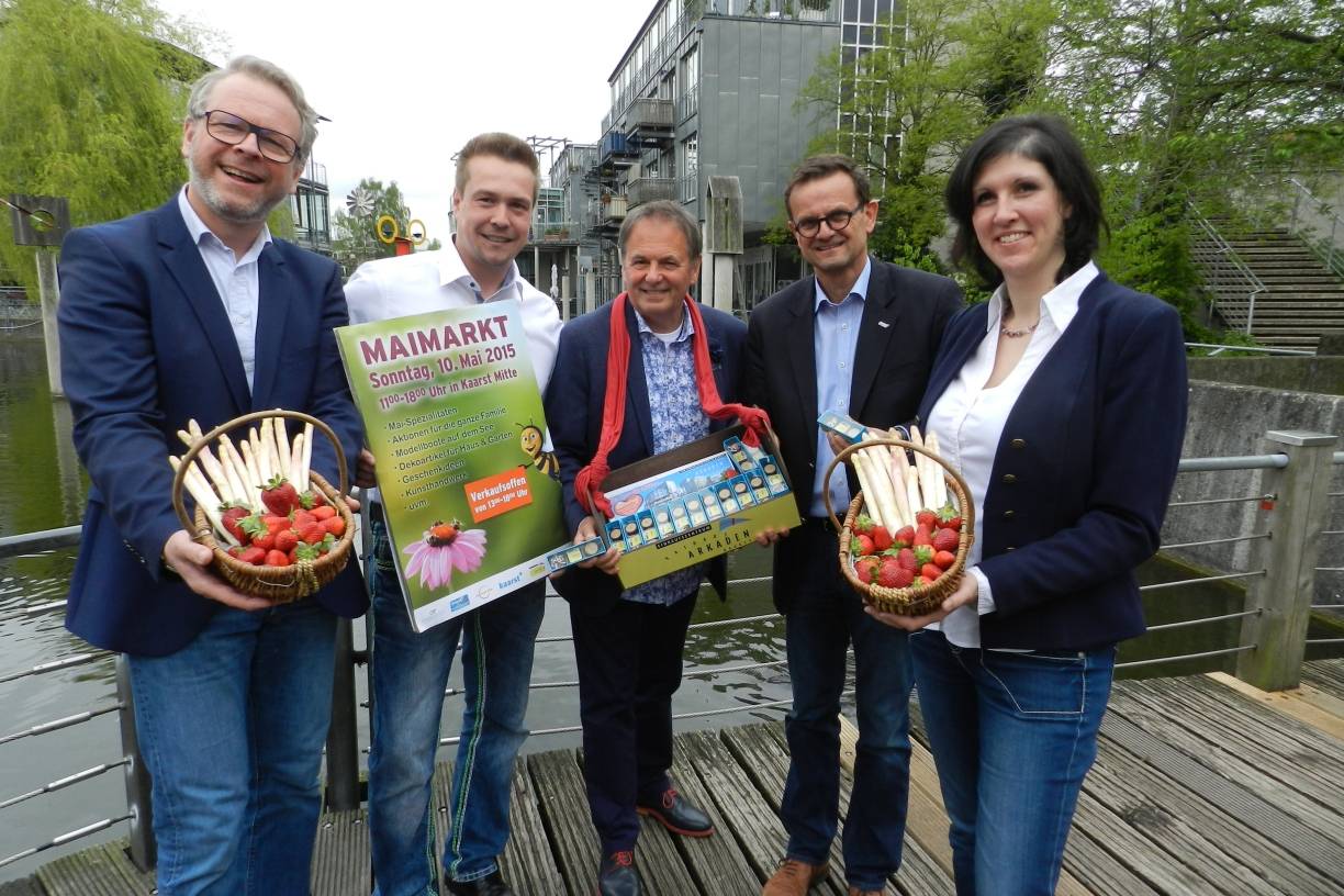  Das Erfolgsteam: Stefan Schwartz (ISG Kaarst-Mitte), Patrick Einhirn („Eingedeckt“), Heinz Wirnsberger (Werbegemeinschaft Rathaus-Arkaden), Dieter Güsgen (Stadtmarketing) und Yvonne Einhirn („Eingedeckt“) richten den Markt aus. 