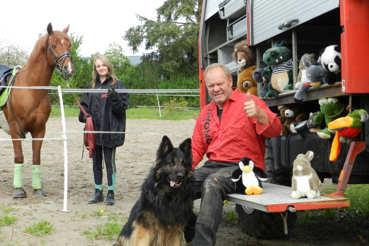 Die tierliebe Familie Jülich verkauft auf dem Maimarkt Stofftiere für den guten Zweck. Frank Jülich und Tochter Laura freuen sich auf zahlreiche Besucher an ihrem Stand. 