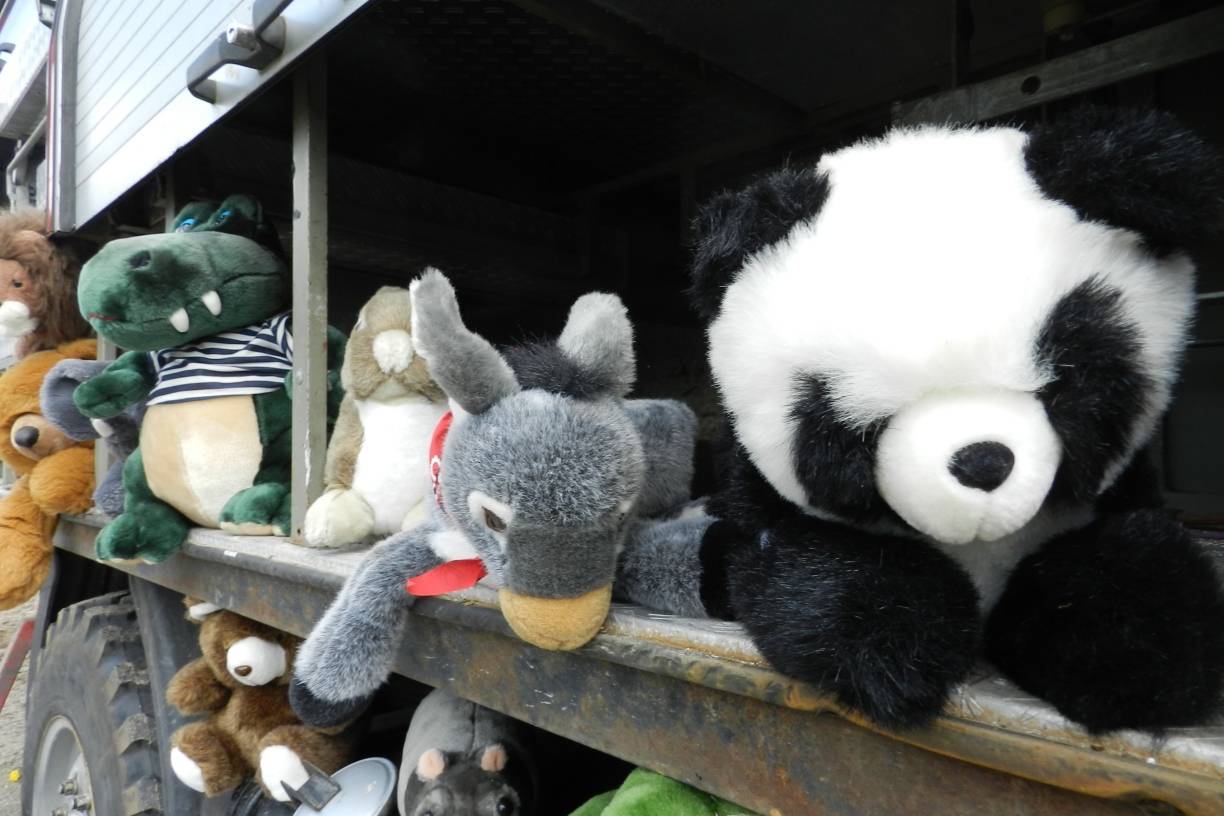 Mister Mondän verkauft 400 Stofftiere für den guten Zweck