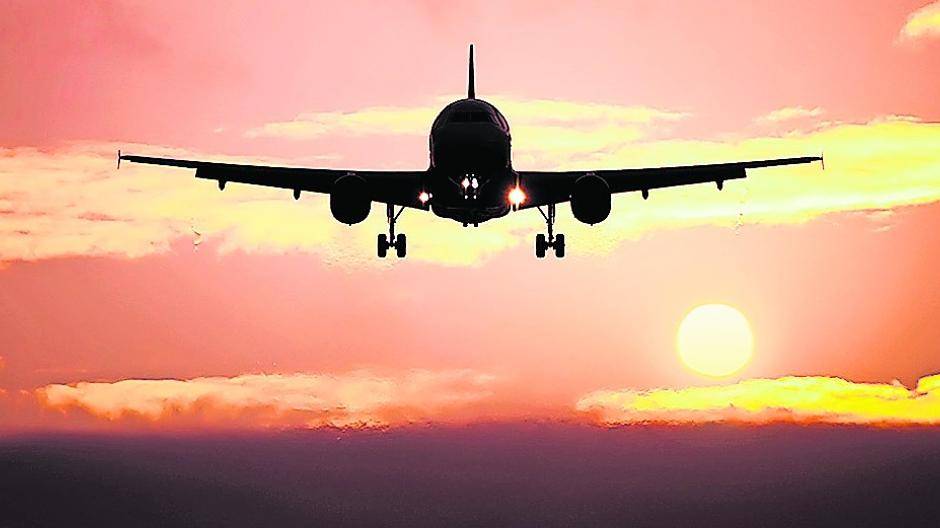  Der Flieger in der Abendsonne — ein schöner Anblick, doch für Ohren und Nerven alles andere als eine Wohltat… 