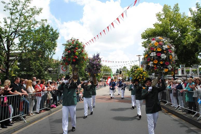  Der Aufmarsch der Blumenhornträger am Kaarster Rathaus (Sonntag, gegen 11.30 Uhr) - ein prächtiger Anblick! 