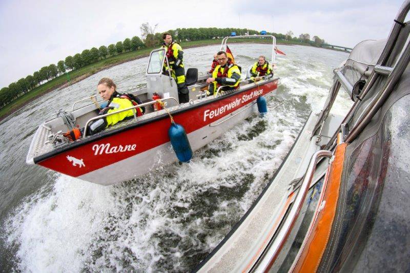  Die Feuerwehr rückte unter anderem mit einem Feuerlöschboot an. (Beispielfoto) 