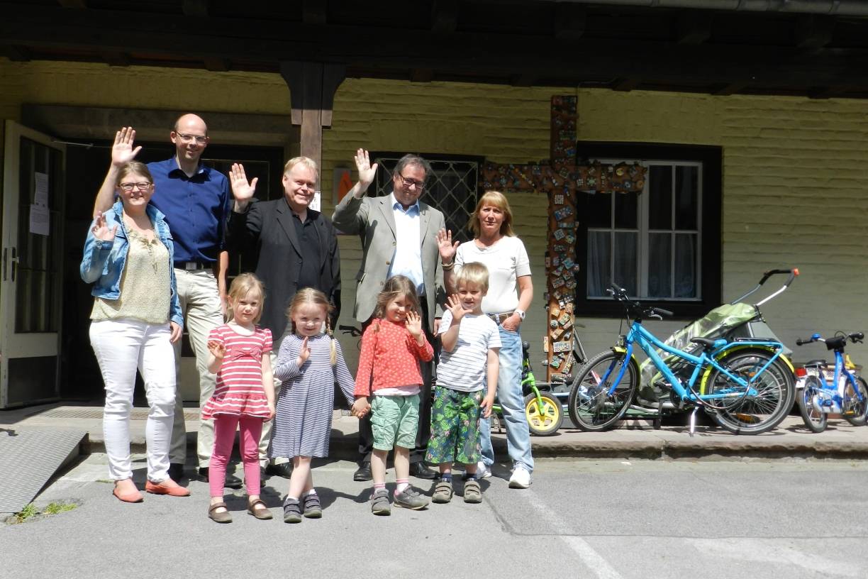  Schweren Herzens nehmen die Verantwortlichen und Kinder Abschied von ihrer „Villa Kunterbunt“. 