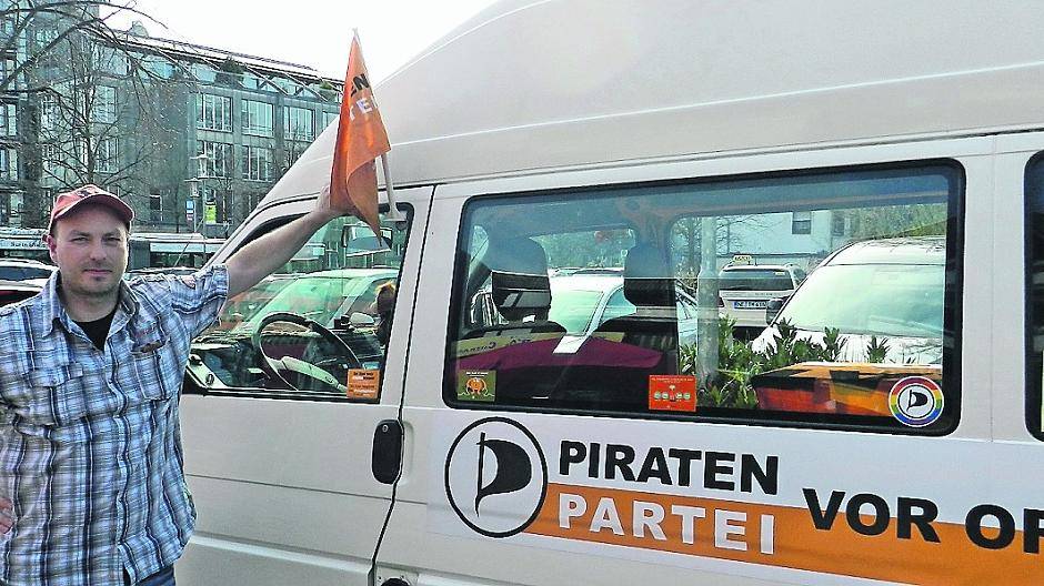  Markus Wetzler sitzt für die Piraten im Stadtrat, möchte aber mit seinem Piraten-Bus für die Bürger vor Ort da sein. 