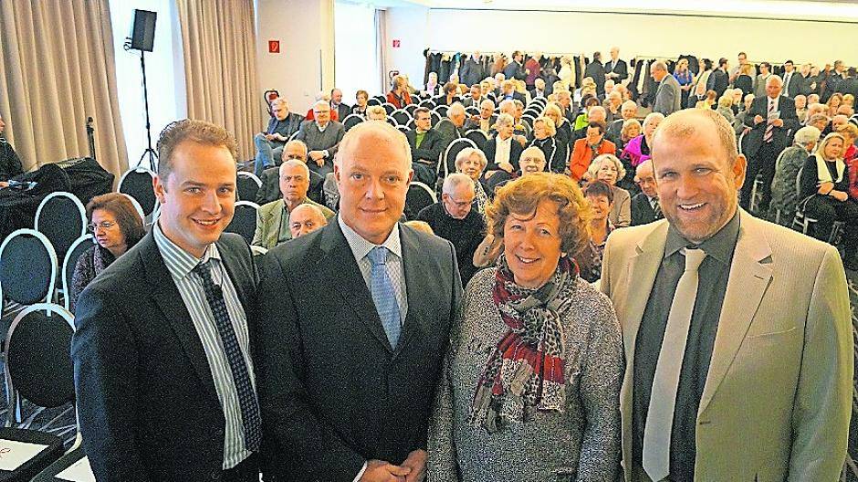  Referent Dr. Andrew B. Denison (2.v.l.) wurde begrüßt von (v.l.) CDU-Chef Lars Christoph, der Stellevertretenden Bürgermeisterin Brigitta Thönißen und dem Kaarster Ortsverbandsvorsitzenden Ingo Kotzian.  