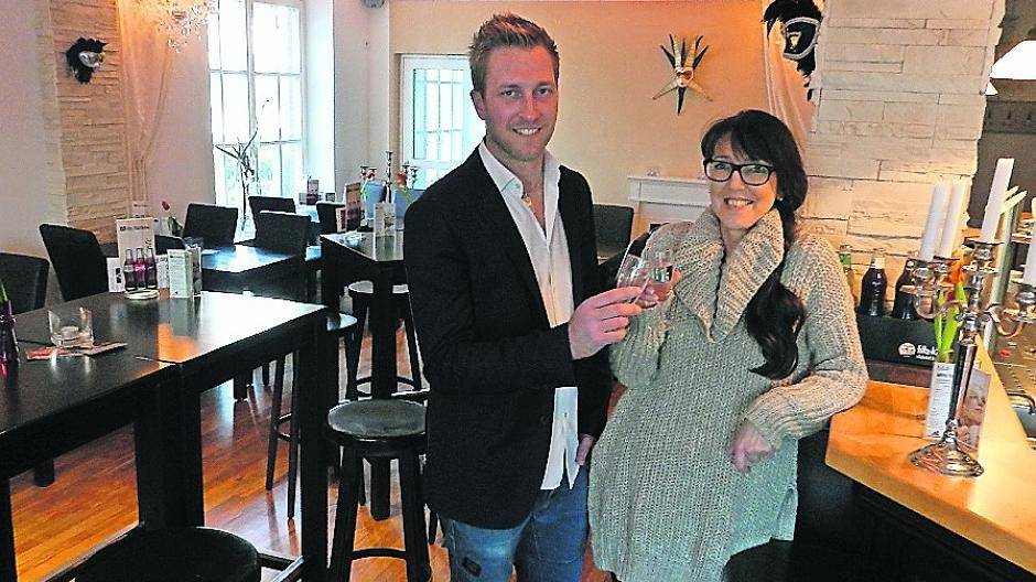  Martina und Michael Schreinermacher stoßen an: Das Alte Rathaus erstrahlt in neuem Glanz. 