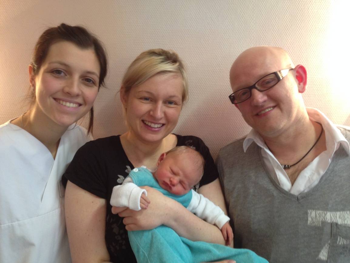 Baby Tim Elias verschläft das erste Fotoshooting in Mamas...