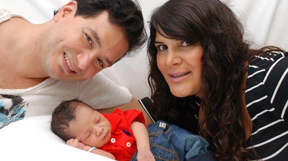 Der kleine Berkay wickelt seine Eltern um den...