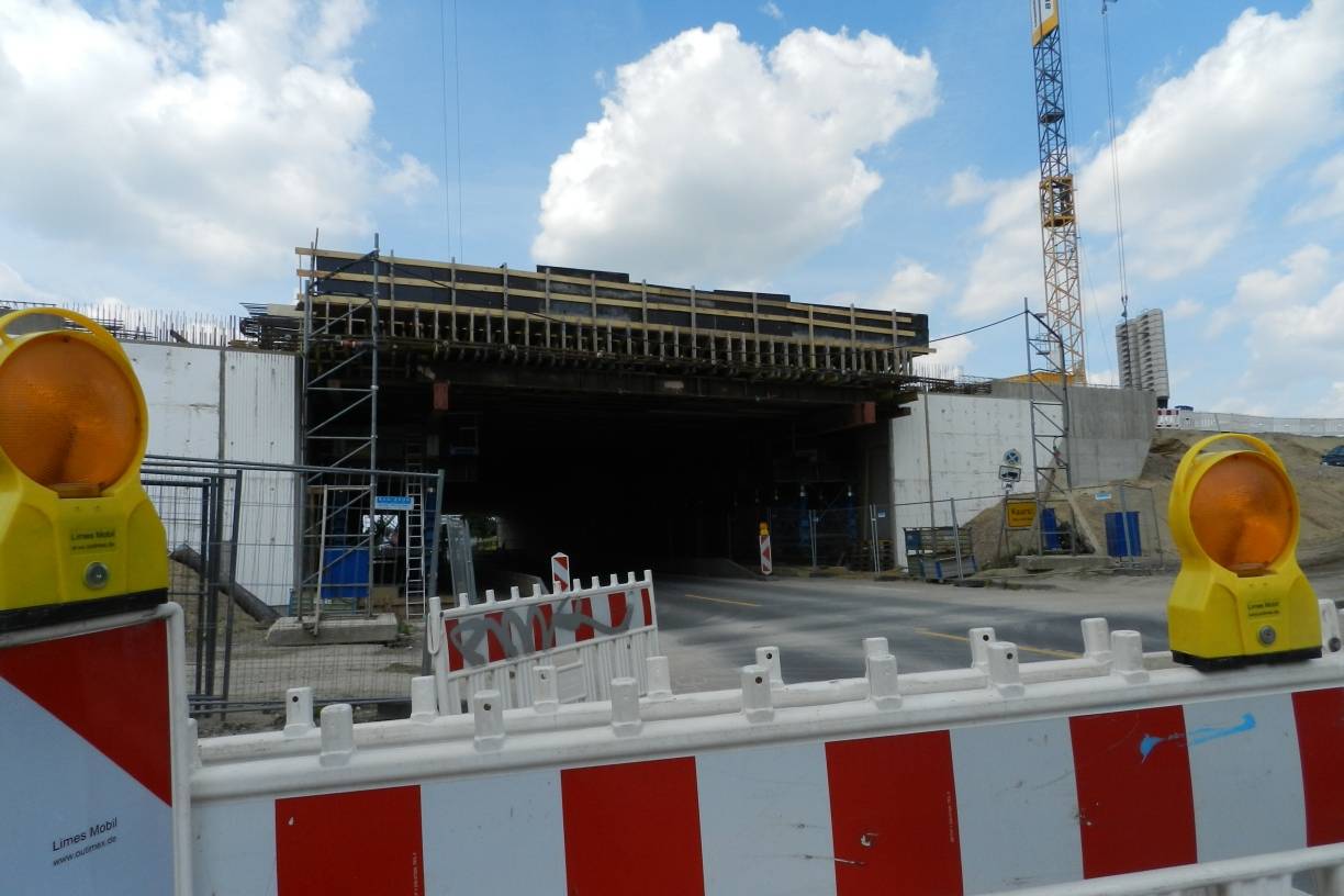  Die Kaarster und Neusser Straße werden im Bereich der Brücke für neun Tage gesperrt. 