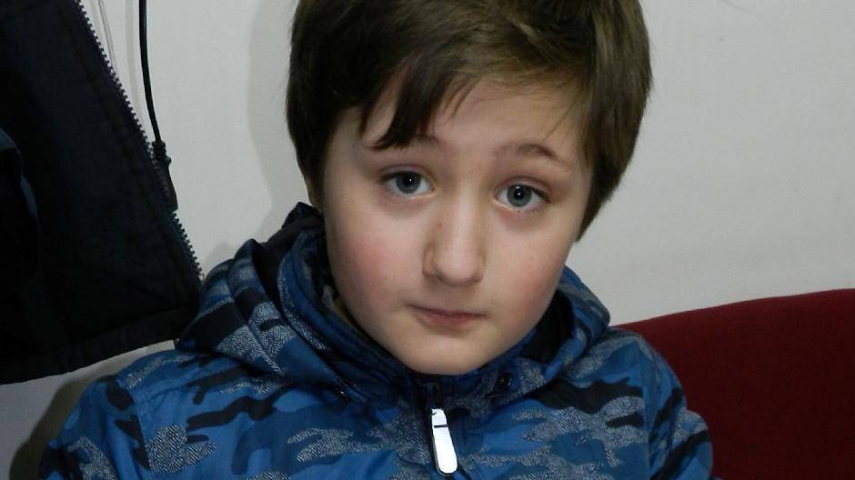  Jakob stempelt die provisorischen Quittungen. 