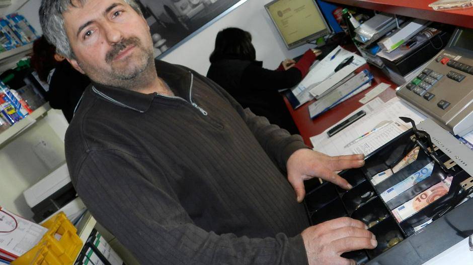  Familie Biyikli lässt sich nicht unterkriegen, führt die Tankstelle mit einer provisorischen Kasse weiter. 