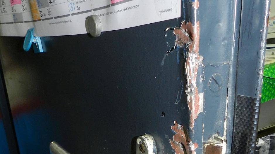  Die Sicherheitstür wurde mit einer Eisenstange aufgebrochen. 
