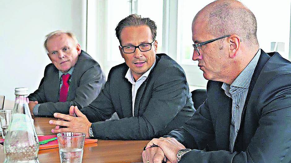  Der Geschäftsführer des Kurier-Verlages, in dem der Stadt-Kurier erscheint, Stefan Menciotti (rechts), begrüßte SPD-Parteichef Benno Jakubassa und SPD-Bürgermeisterkandidat Reiner Breuer im großen Konferenzsaal. Hier sprach das Duo mit der Redaktion über die politische Lage in Neuss. 
