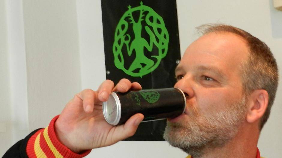  Guido Tümmers gönnt sich gern oft einen Schluck „Greenjoy“. Auch wenn das Logo in Hirschoptik an Neusser Schützensymbole — etwa der Jäger oder der Hubertusschützen — erinnert, wurde es inspiriert von einem Symbol auf einer frühzeitlichen keltischen Silberschale. 