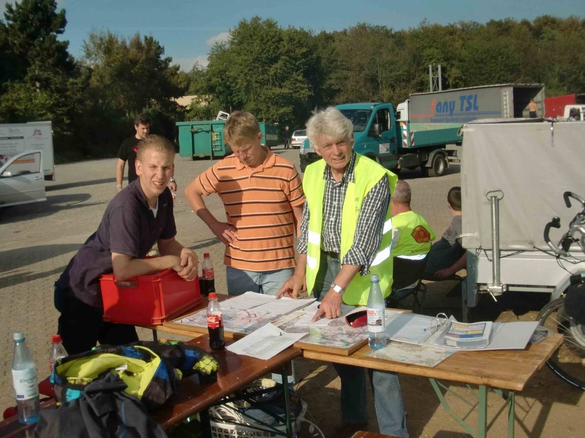  Konrad Wilms (rechts) koordiniert vom Sammelplatz an der Mittelstraße aus die Sammlung des "Lumpenpacks" in Kaarst. 