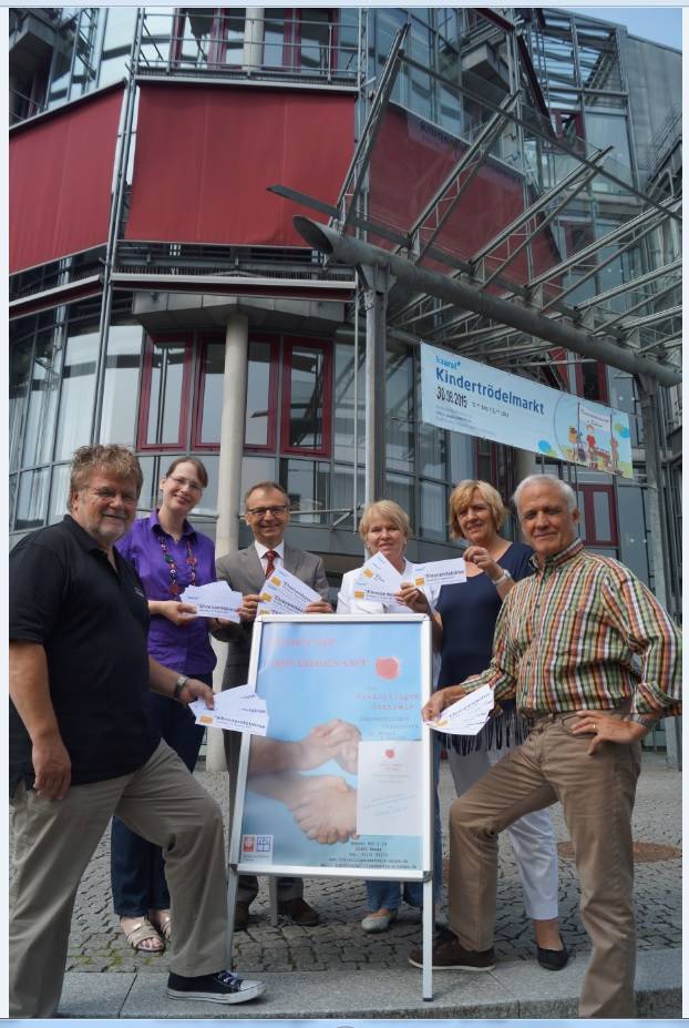  Bürgermeister Franz-Josef Moormann und Stadt-Pressesprecherin Sigrid Hecker (Mitte) werben gemeinsam mit dem Team der Freiwilligen-Zentrale für die Ehrenamtsbörse (v.l.): Günter Grubert, Katja Winkes, Anita Bierewitz und Hans Maier. 