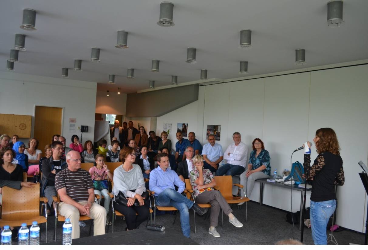  Die Kaarster Sängerin Kim Hannah unterstützte die Gründung des Bündnisses mit einem kleinen Unplugged-Auftritt. 