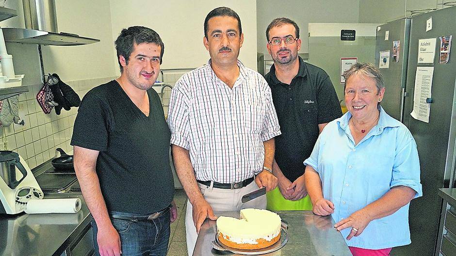 So funktioniert Integration: Flüchtling arbeitet ehrenamtlich im Kunstcafé