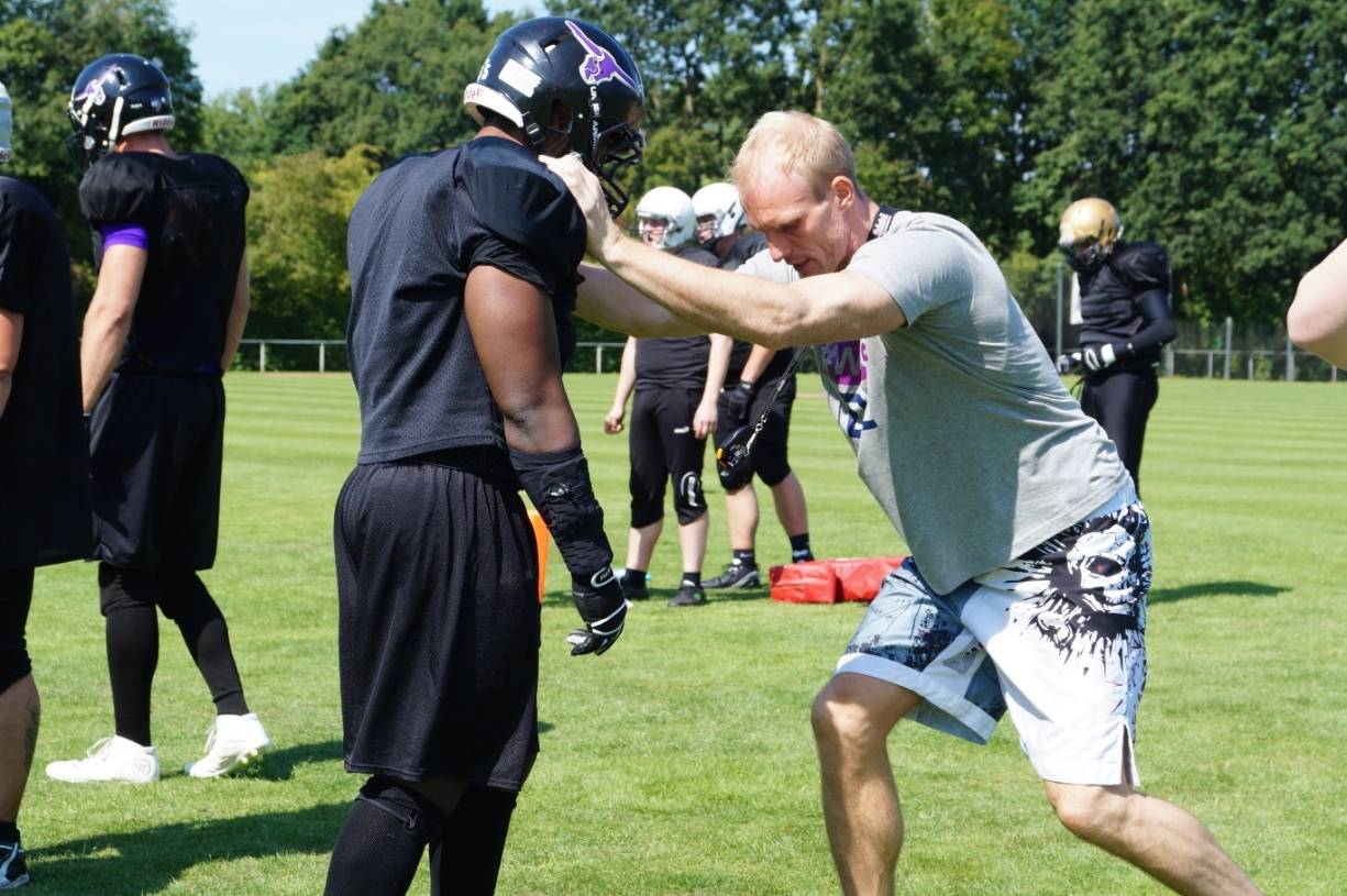  Headcoach Christian Mohr spielte schon für die Seattle Seahawks, die Philadelphia Eagles und die Cleveland Browns in der NFL der USA.  