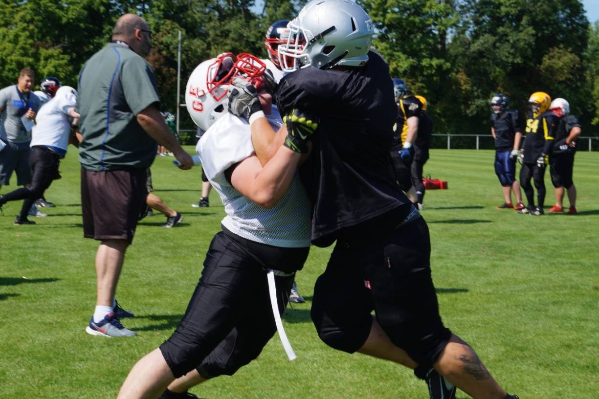  Quarterbacks, Offense Line, Defense Line, Wide Receiver, Runningbacks und mehr durften sich am Samstag das Know-how der Profi-Coaches zu nutze machen. 