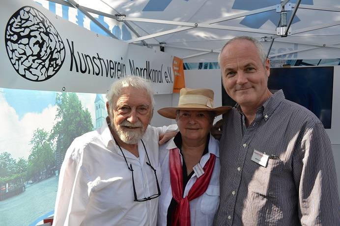  Sie freuen sich auf die Eröffnung der Waldhütte (v.l.): Künstler Wilhelm Schiefer, Künstlersprecherin Gerlind Engelskirchen und Markus Albiez, Vorsitzender des Kunstvereins Nordkanal. 