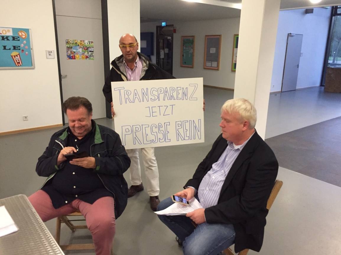  Die Neusser Presse musste den Saal verlassen. Dies gab es noch nie bei einem örtlichen Parteitag. Doch der Parteivorstand setzte sich nicht durch. Die Mitglieder entschieden mehrheitlich, die Presse wieder reinzulassen. 