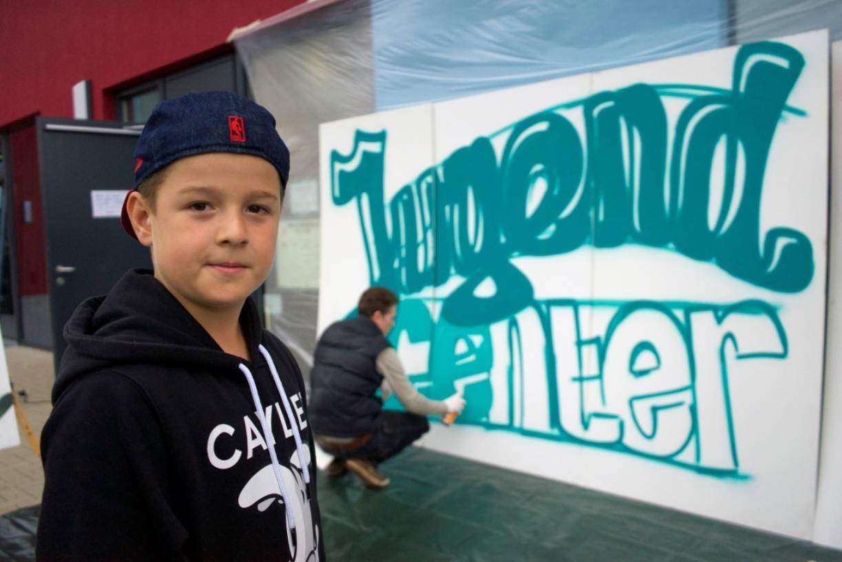  Von zwei Graffiti-Artists lernten die Jugendlichen den richtigen Umgang mit Spraydose, Schablone und Leinwand. 