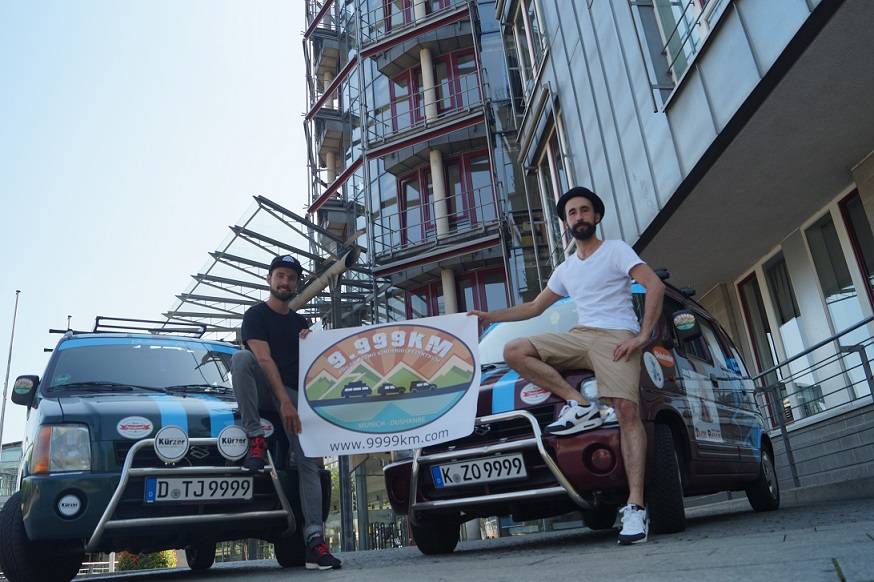  Henning Erdmann (l.) und Philipp Bergbusch mit ihren Suzuki-Microvans vor dem Kaarster Rathaus: Sie hoffen auf zahlreiche Spender aus Kaarst - zum Wohle von Kindern. 