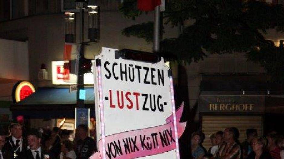 Alle Fotos zum Schützenfest gibt es auf www.fotoatelier-bathe.de. Dort können die...