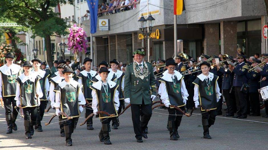 Alle Fotos zum Schützenfest gibt es auf www.fotoatelier-bathe.de. Dort können die...